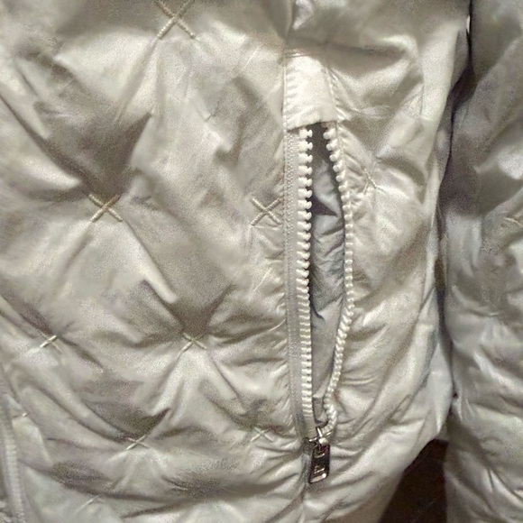 The North Face Women's Light Gray Puffer Jacket - Picture 4 of 9